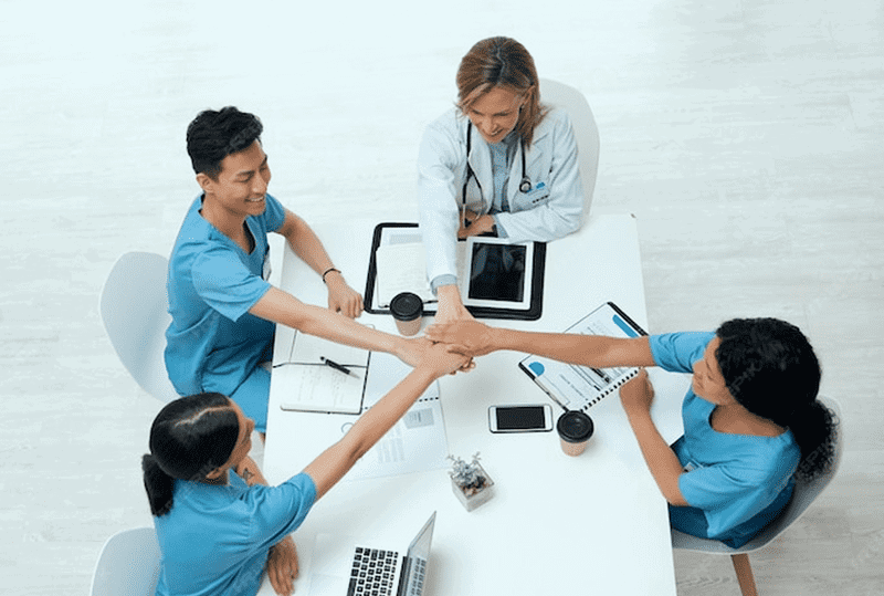 Tenaga medis menggunakan sistem rekam medis elektronik eHealth