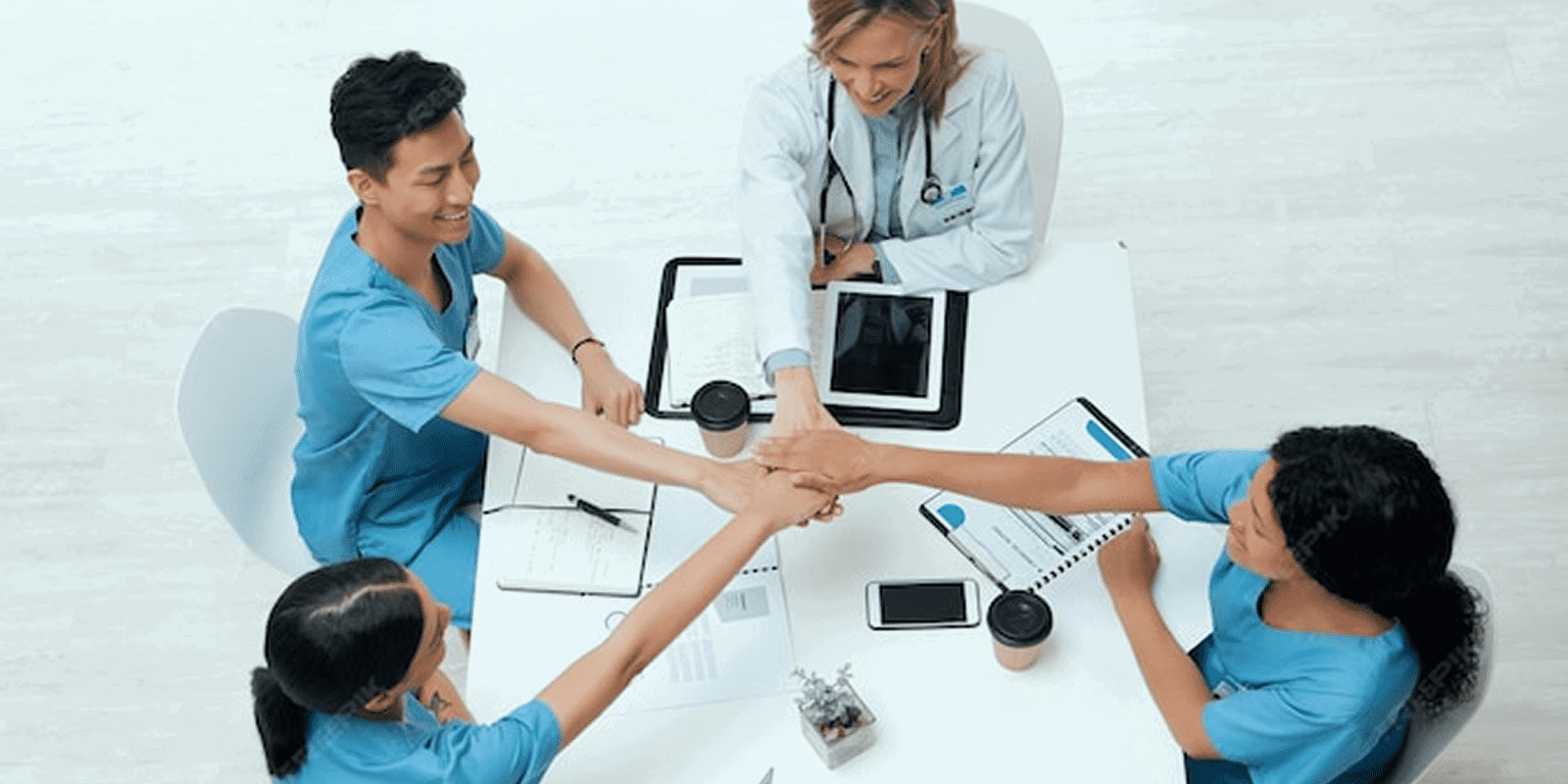 Tenaga medis menggunakan sistem rekam medis elektronik eHealth