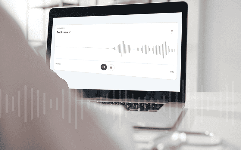 Tenaga medis menggunakan AI transkripsi suara pada tablet