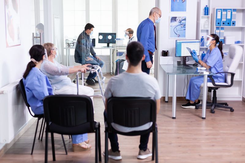 Tim klinik menggunakan sistem digital tanpa mengganggu operasional