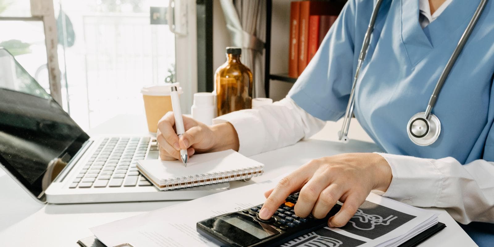 Dokter menggunakan sistem rekam medis elektronik di klinik kecil