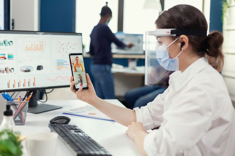 Dokter dan admin klinik menggunakan sistem rekam medis elektronik