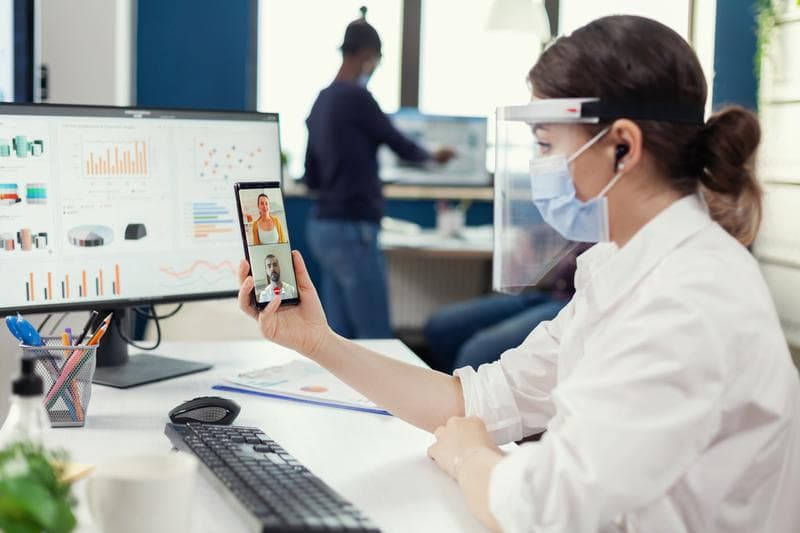 Dokter dan admin klinik menggunakan sistem rekam medis elektronik
