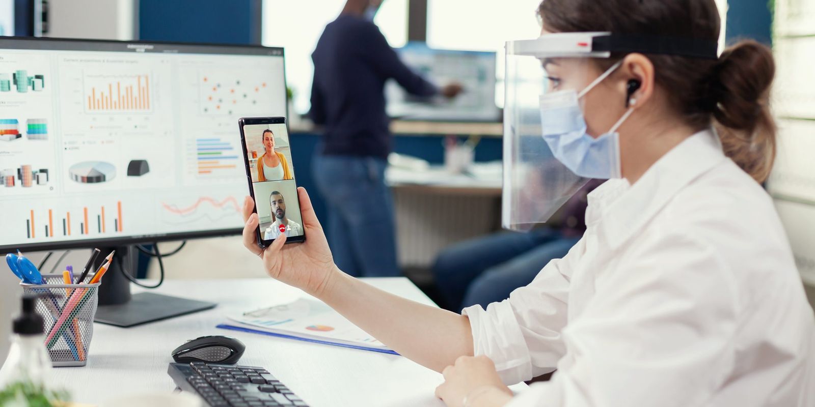 Dokter dan admin klinik menggunakan sistem rekam medis elektronik