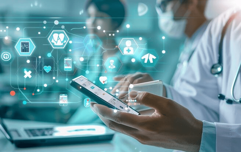 Dokter menggunakan Rekam Medis Elektronik di fasilitas kesehatan
