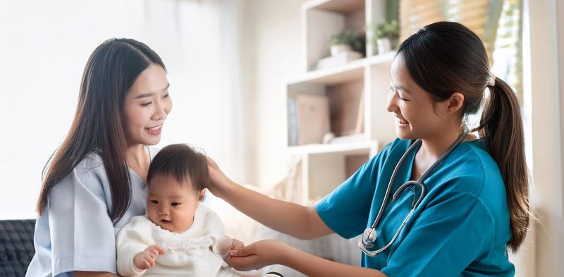 Peran Vital Bidan dalam Meningkatkan Kesehatan Ibu dan Anak