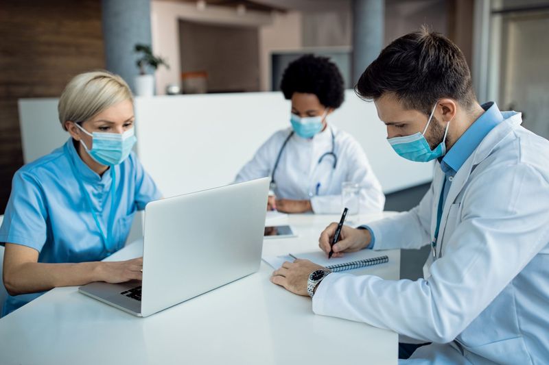 Tenaga medis menggunakan sistem informasi manajemen klinik