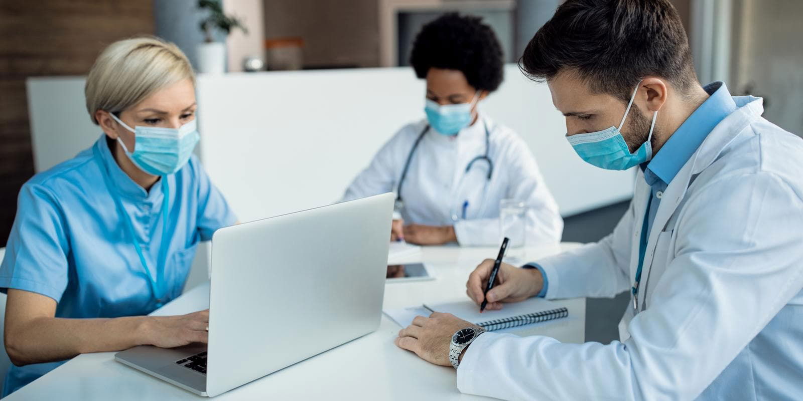 Tenaga medis menggunakan sistem informasi manajemen klinik