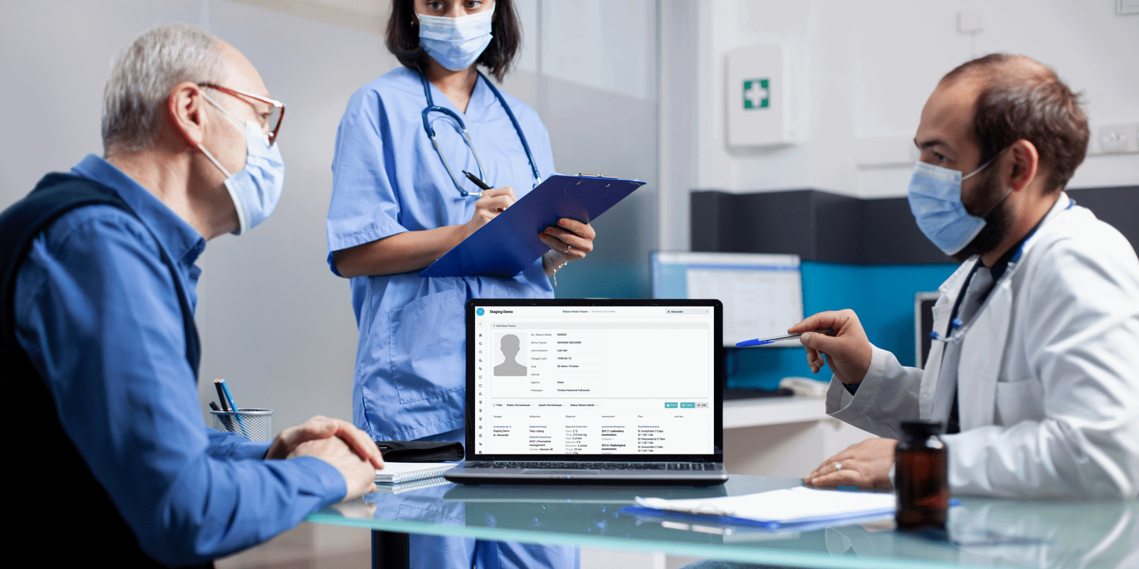 Staf rumah sakit menggunakan Sistem Informasi Manajemen Rumah Sakit