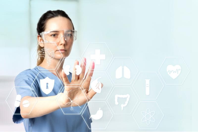 Dokter menggunakan sistem digital dan AI di fasilitas kesehatan modern
